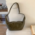 Dettaglio borsa a mezzaluna verde oliva con cuciture bianche a contrasto e finitura opaca - Verde