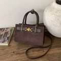 Bolso bandolera retro marrón chocolate con patchwork de ante y hebilla de corazón - Gamuza Café