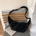 Detail der schwarzen Wildledertasche mit weißen Kontrastnähten und Silberschnalle - Schwarz