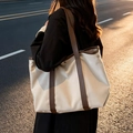 Bolso tote grande de lona beige con correas de cuero marrón bajo luz exterior - Blanco Roto