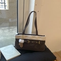 Braune Wildleder-Achseltasche mit weißem Lammfellbesatz und Gold-Schnalle - Braun