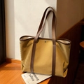 Bolso tote de lona amarillo mostaza con adornos de cuero marrón oscuro estilo minimal - Caqui