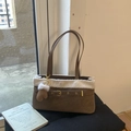 Braune Wildleder-Schultertasche mit cremefarbenem Plüschbesatz und Herz-Pelzbommel - Braun