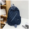 Détail du sac à dos en jean bleu foncé avec fermetures éclair fonctionnelles et style campus - Bleu foncé