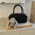Schwarze Vintage Boston-Tasche mit matter Textur und niedlichem Kaninchen-Anhänger - Mit Plüsch-Hasen-Anhänger / Schwarz