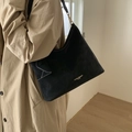 Borsa tote in camoscio nero con cuciture a contrasto e dettagli dorati sulla spalla - Nero