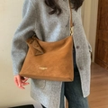 Borsa tote marrone in finta pelle con pochette indossata su cappotto grigio - Marrone