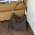 Borsa hobo grigio scuro con dettagli dorati e piccola pochette a busta abbinata - Marrone