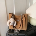 Caramel-Faux-Wildleder-Einkaufstasche mit Doppelriemen und grauem Plüschhasen-Anhänger - Braun (Mit Anhänger)