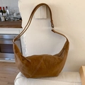 Braune Vintage-Halbmondtasche mit weißen Kontrastnähten und verstellbarem Schultergurt - Braun