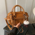 Borsa Boston marrone in pelle scamosciata con ciondolo a guanto e tracolla regolabile - Marrone con ciondolo