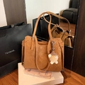 Große braune Shopper-Tasche aus mattem Leder mit süßem Plüschbär-Anhänger - Braun mit Anhänger