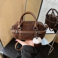 Borsa Boston retrò marrone scuro con patchwork in pelle scamosciata e pompon di peluche - Caffè con Ciondolo