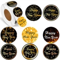 Rotolo di 8 adesivi tondi Happy New Year con eleganti design festivi oro e neri - 1 pollice (25mm)