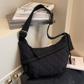 Bolso acolchado negro tipo dumpling con correa ancha ajustable y hebilla clic - Negro