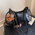 Bolso bandolera negro de piel sintética con colgante de perro de peluche y estilo chic - Negro con colgante