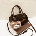 Borsa a cilindro marrone in peluche con ricamo a cuore e ciondolo a forma di orso - Con Ciondolo / Marrone