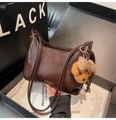Bolso bandolera marrón retro de cuero brillante con un tierno colgante de perro - Café con Colgante