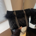 Schwarze Stepptasche mit luxuriösem Federbesatz und goldener Kettenriemen-Optik - Schwarz