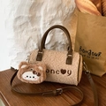 Borsa a cilindro in ecopelliccia beige con manici in pelle marrone e ciondolo peluche - Con Ciondolo / Cachi