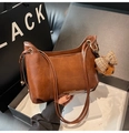 Bolso de hombro marrón en cuero brillante con colgante de oso y lazo a cuadros - Marrón con colgante