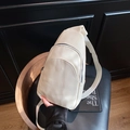 Bolso de pecho blanco minimalista de cuero sintético con cremallera doble y textura - Blanco