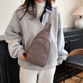 Bolso de pecho taupe para mujer en cuero granulado con correa ancha de tela - gris oscuro