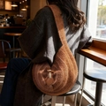 Schultertasche aus Strick in Karamell mit Hornknopf und weicher Textur in Tropfenform - Kaffeebraun