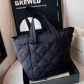 Große schwarze Stepp-Tote-Bag mit viel Kapazität und minimalistischem Pendler-Stil - Schwarz