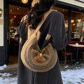 Braune gestrickte Halbmond-Schultertasche mit Plüschstruktur und Lederverschluss - Khaki