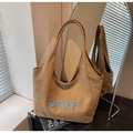 Dettaglio borsa tote in tela marrone con ricamo GTYLF blu e manici in ecopelle - Marrone