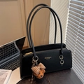 Elegante bolso retro negro para mujer con un lindo amuleto de peluche de oso de peluche - Con Colgante / Negro
