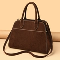 Bolso tote mate marrón oscuro con costuras en blanco y accesorios metálicos dorados - Marrón