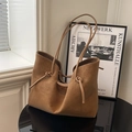 Borsa tote in pelle scamosciata color cammello scuro con spalline e dettagli con nodi - Marrone