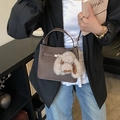 Sac seau rétro marron foncé en cuir texturé avec un pendentif lapin en peluche doux - Marron