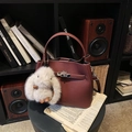 Sac seau bordeaux texture grainée avec charme lapin en peluche style vintage chic - Bordeaux