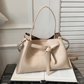 Bolso trapecio beige de cuero sintético con detalle de nudo y tres compartimentos - Caqui Claro