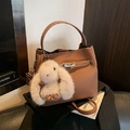 Sac seau marron grainé avec pendentif lapin mignon et fermeture par verrou en argent - Marron