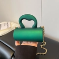 Mini sac cylindrique en acrylique vert émeraude avec chaîne dorée et fini mat élégant - Vert