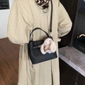Sac seau rétro en cuir noir grainé avec un charmant lapin en peluche blanc - Noir