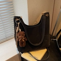 Bolso hobo de ante marrón oscuro con colgante de oso y detalles trenzados - Estilo Con Colgante / Negro