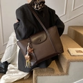 Grande borsa tote marrone con ciondoli a stella e orsetto su una modella - Con Ciondolo / caffè