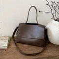 Dettaglio della borsa tote in pelle cerata marrone scuro con trama vintage naturale e tracolla - Senza Ciondolo / Marrone