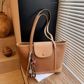 Borsa tote marrone con trama litchi, ciondolo a stella e chiusura con bottone - Con Ciondolo / Cachi
