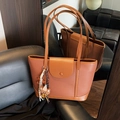 Borsa tote color caramello in pelle martellata con chiusura a fibbia e ciondolo orso - Con Ciondolo / Marrone