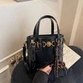 Schwarze Bucket-Handtasche mit Herzschnalle, gewebtem Quastenanhänger und Gurtband - Stil mit Anhänger / Schwarz