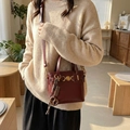 Klassische dunkelrote Leder-Eimertasche mit Herz-Verschluss und Vintage-Anhänger - Stil mit Anhänger / Burgunderrot