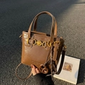 Braune Vintage-Leder-Eimertasche mit Retro-Herz-Metallanhänger und Schultergurt - Stil mit Anhänger / Braun