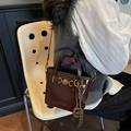 Dunkelbraune Retro-Beuteltasche aus Glanzleder mit Metallgebiss und Herz-Anhänger - Stil mit Anhänger / Kaffeebraun