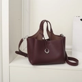 Elegante borsa bordeaux in pelle martellata con ciondolo argento e tracolla rimovibile - Rosso